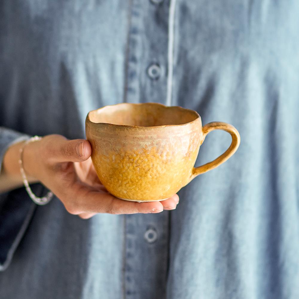 Bloomingville Milani Tasse, 260 ml – Gelbe Steinguttasse mit reaktiver Glasur und individuellem Farbspiel