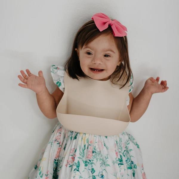 Mushie Silikon-Lätzchen, Shifting Sand, mit Auffangschale, BPA-frei