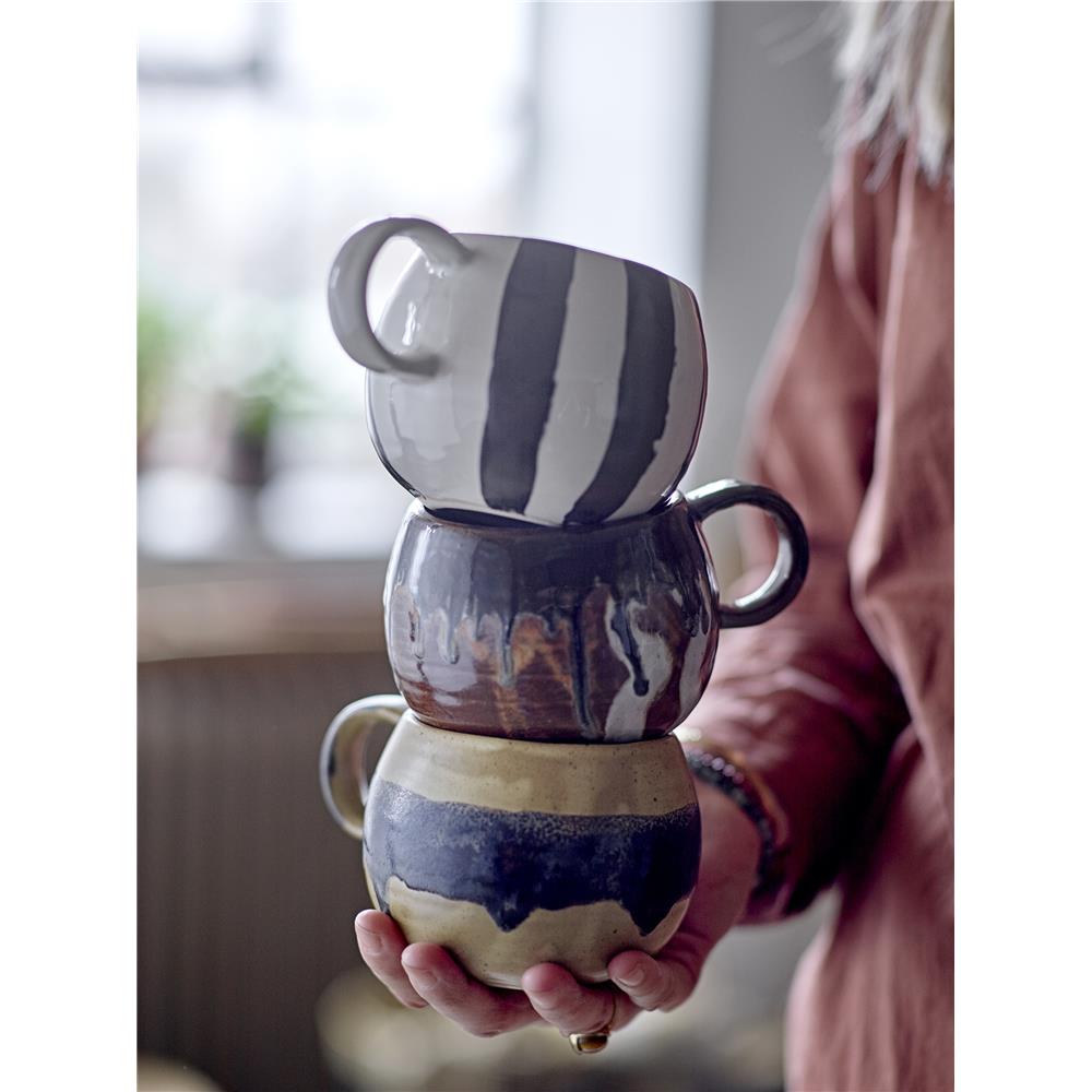 Bloomingville Serina Tasse, 510 ml, aus Steingut, in Schwarz/Weiß gestreift, dänisches Design