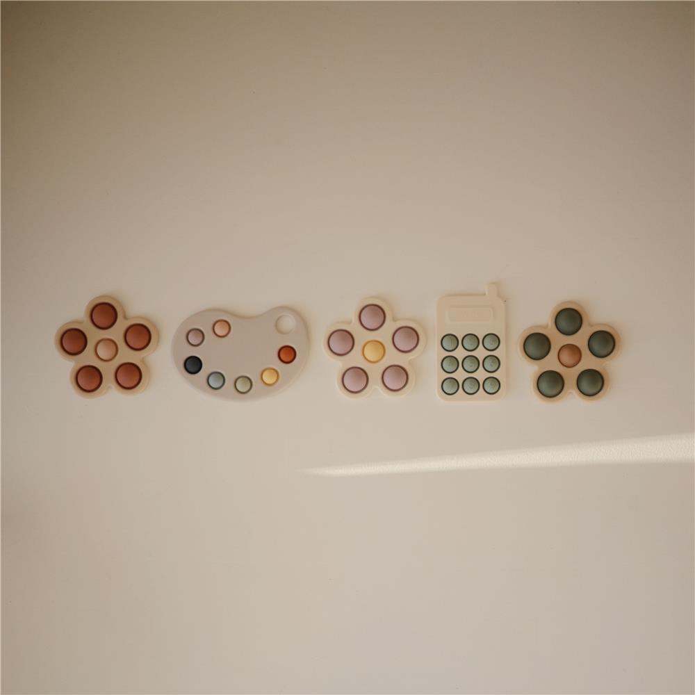 Mushie Sensorik-Spielzeug Blume, Dried Thyme, aus Silikon, BPA-frei