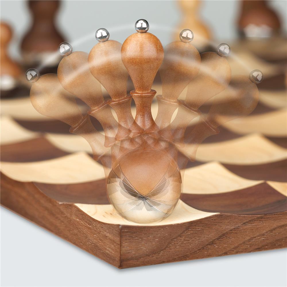 Umbra Wobble Schach Set mit vertieften Spielfeldern Ahorn- und Walnussholz