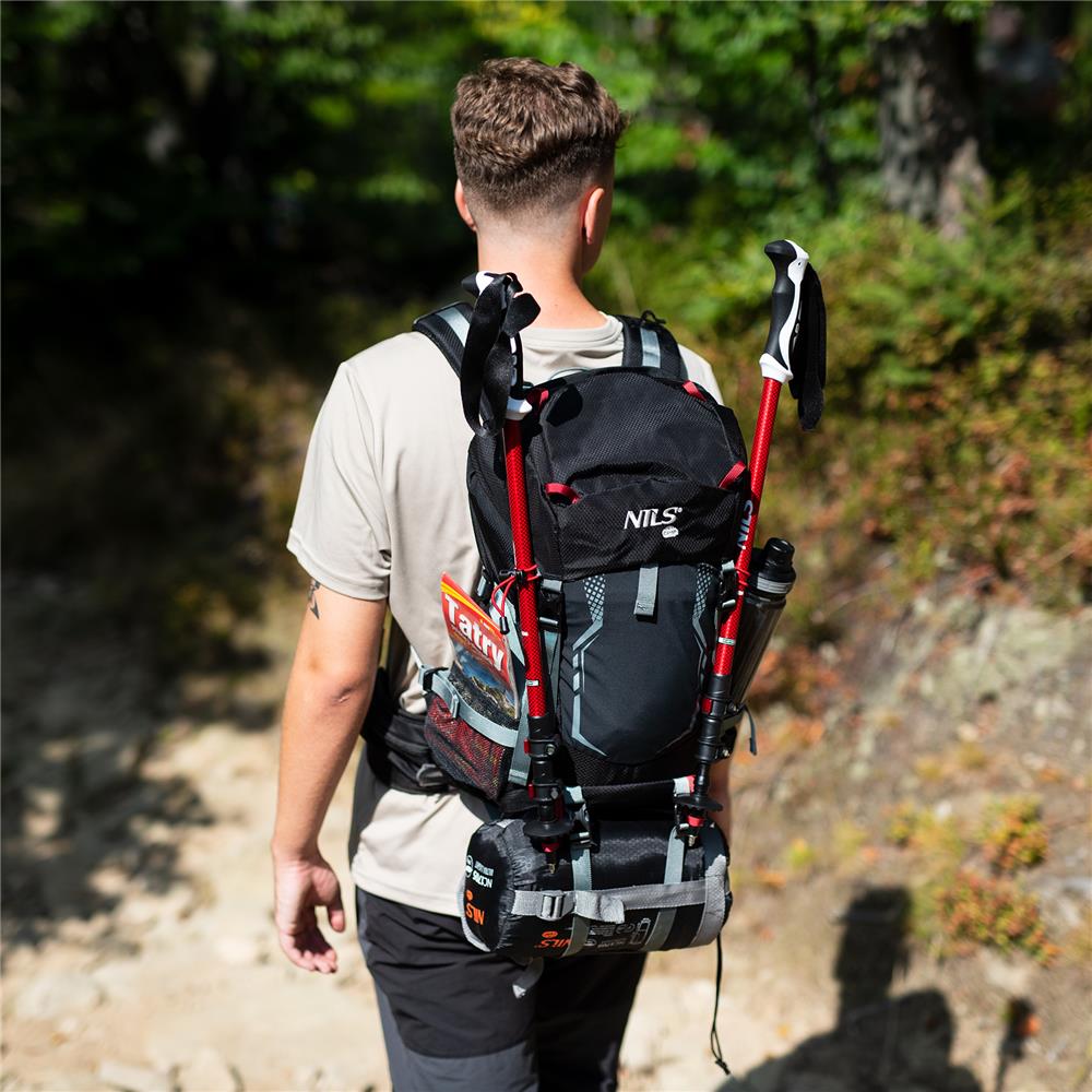 NILS CAMP Trekkingrucksack Northlake 40L in Schwarz - erweiterbarer Outdoor Rucksack mit Belüftung