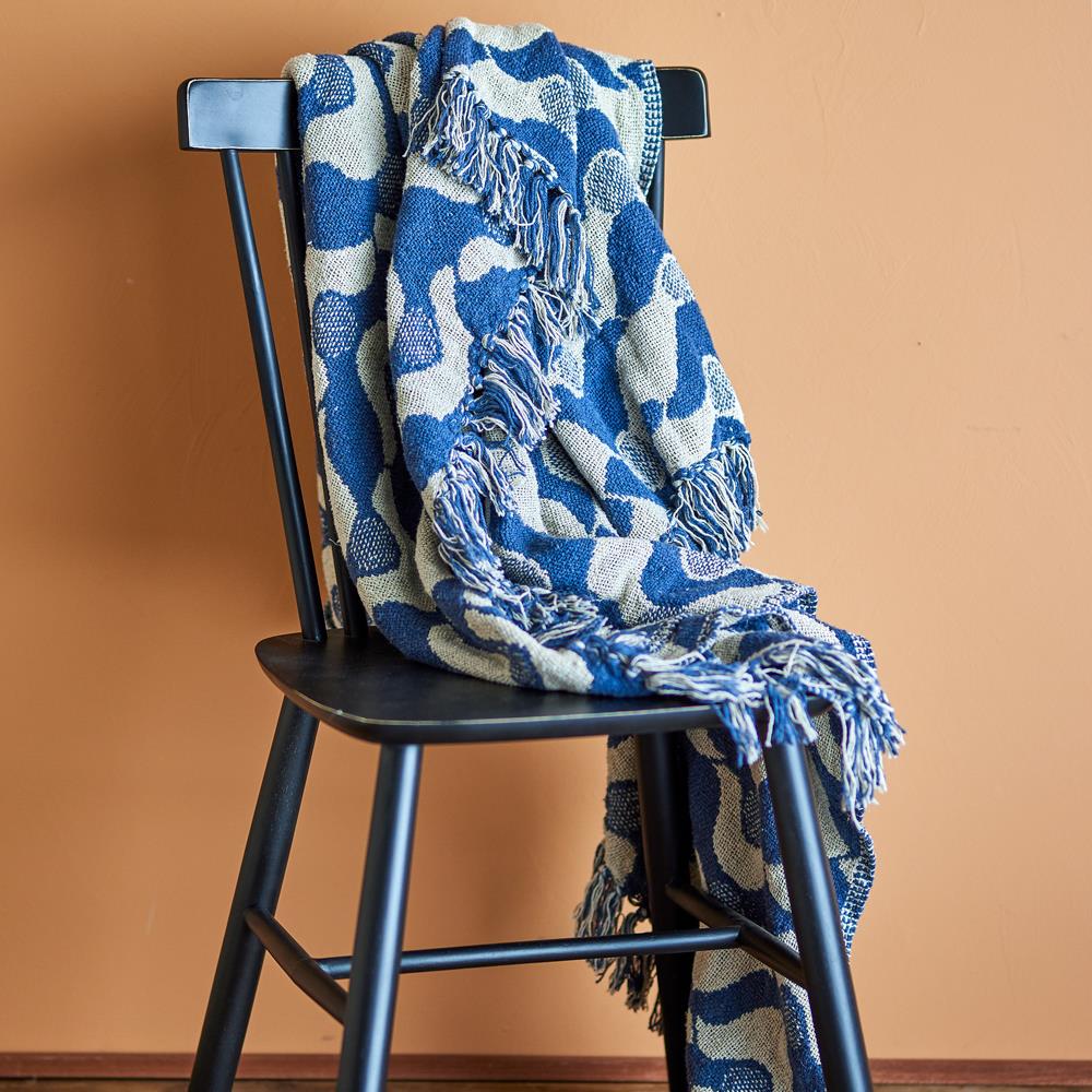 Bloomingville Santena Decke blau 160x130 cm aus recycelter Baumwolle – Wohndecke Kuscheldecke