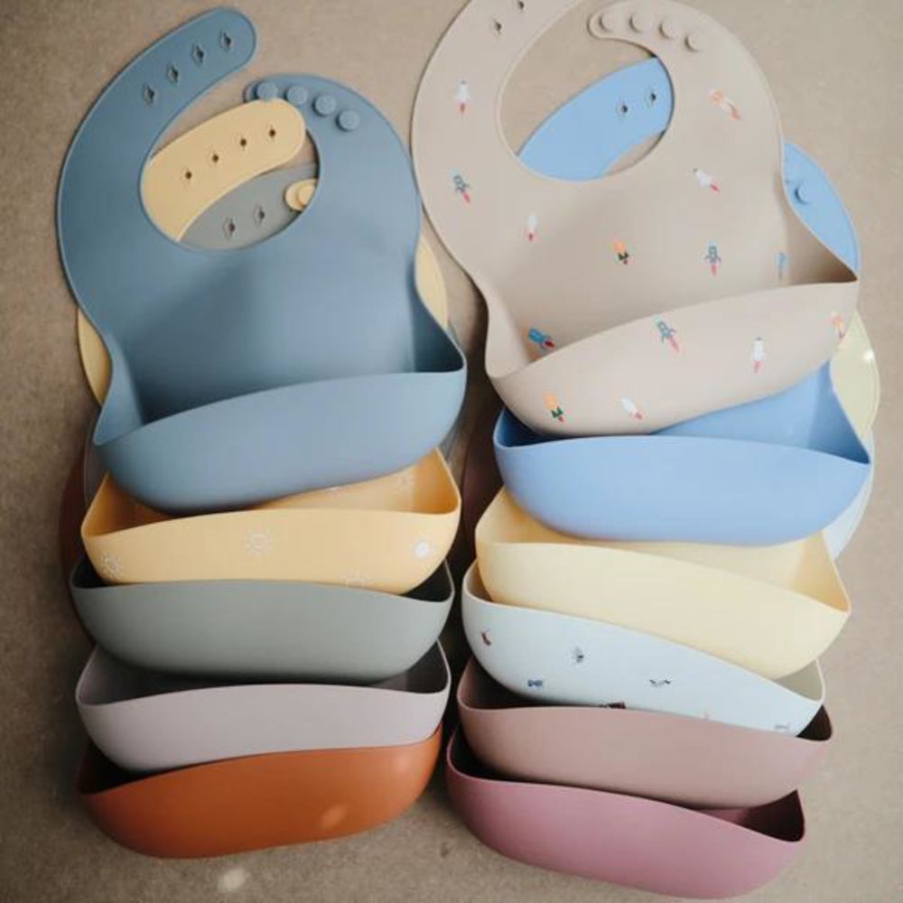 Mushie Silikon-Lätzchen, Rocket Ship, mit Auffangschale, BPA-frei