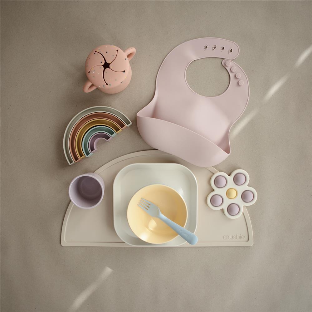 Mushie Sensorik-Spielzeug Blume, Soft Lilac, aus Silikon, BPA-frei