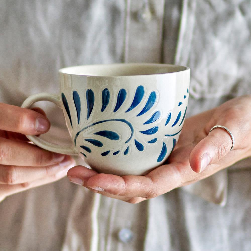 Bloomingville Heikki Tasse – blaue Steingut-Tasse mit geprägtem Muster, 240 ml