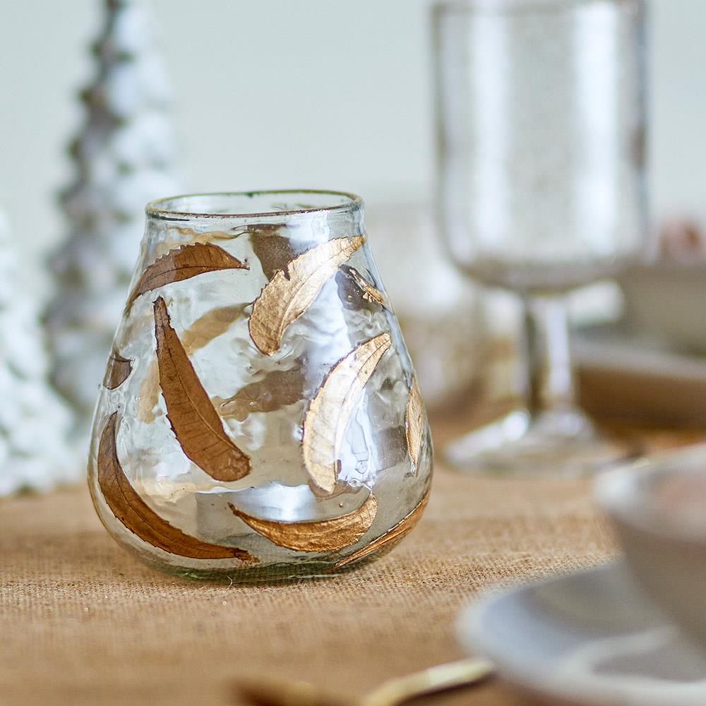 Bloomingville Fidelia Teelichthalter – Gold, aus recyceltem Glas mit Blattdekor