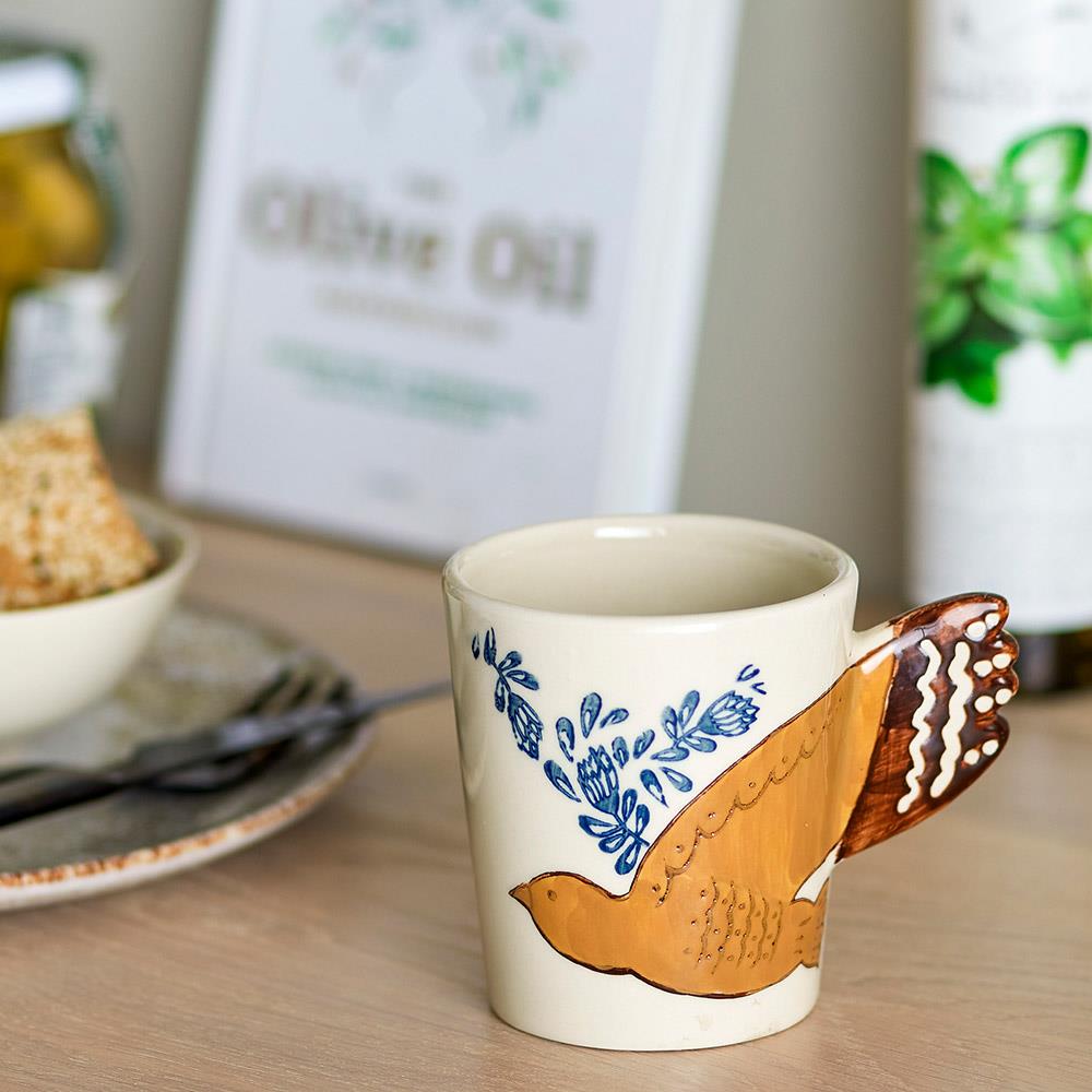 Bloomingville Hezha Tasse Natur 260 ml – Steingut mit 3D-Vogelgriff & handbemalt