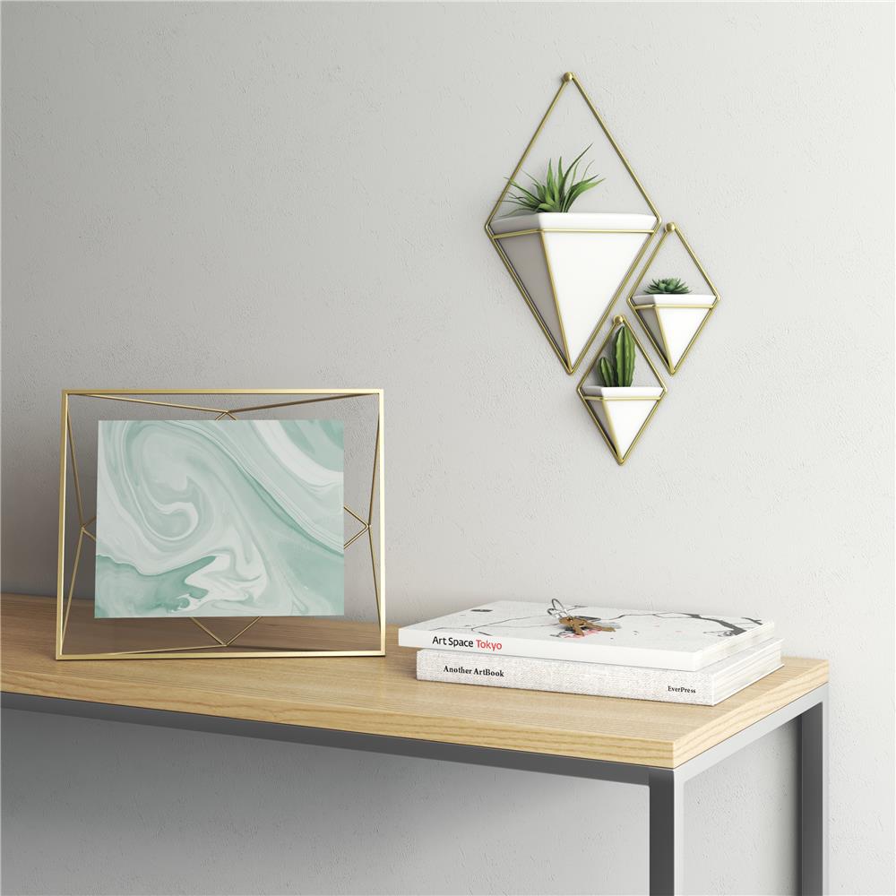 Umbra Prisma Geometrischer Bilderrahmen zum Aufhängen oder Aufstellen Messing 30 x 25 x 8 cm