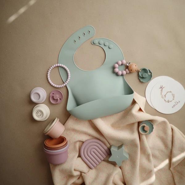 Mushie Silikon-Lätzchen, Cambridge Blue, mit Auffangschale, BPA-frei