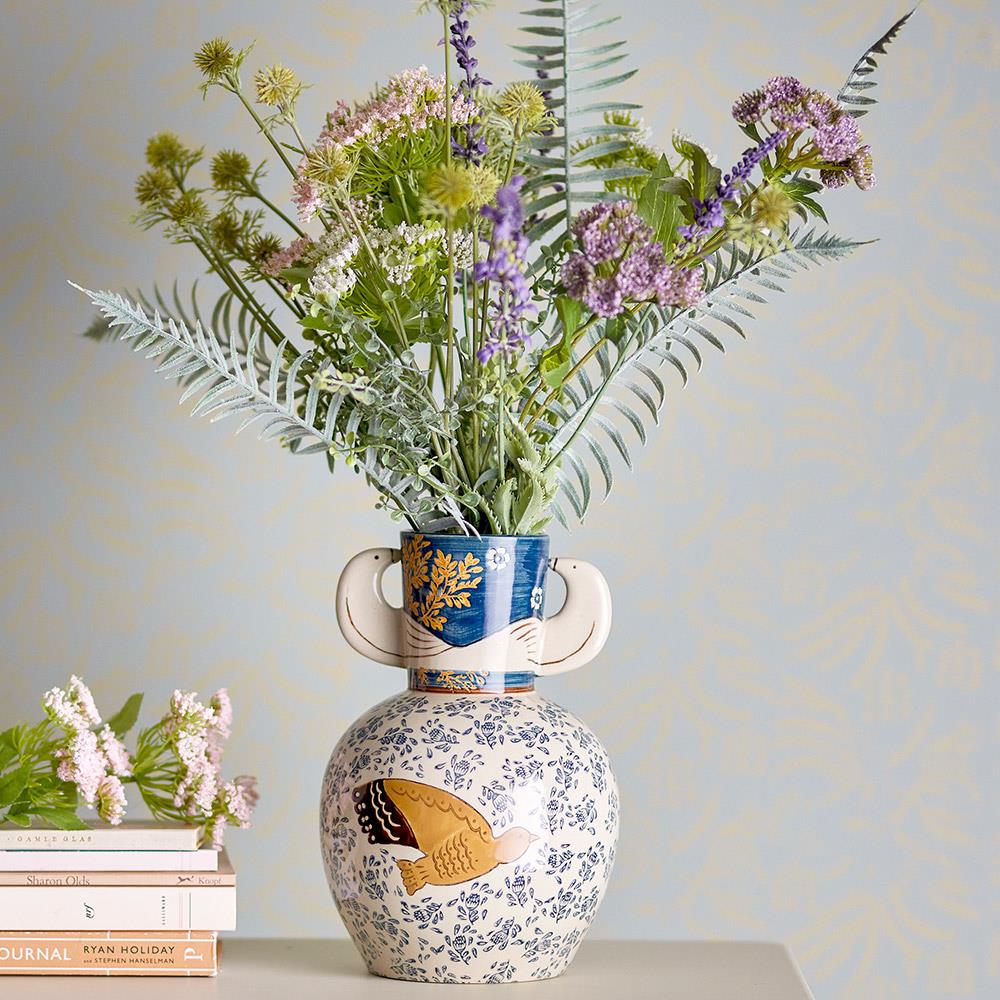 Bloomingville Hezha Vase Blau – Handdekorierte Steingutvase mit Vogelmotiv