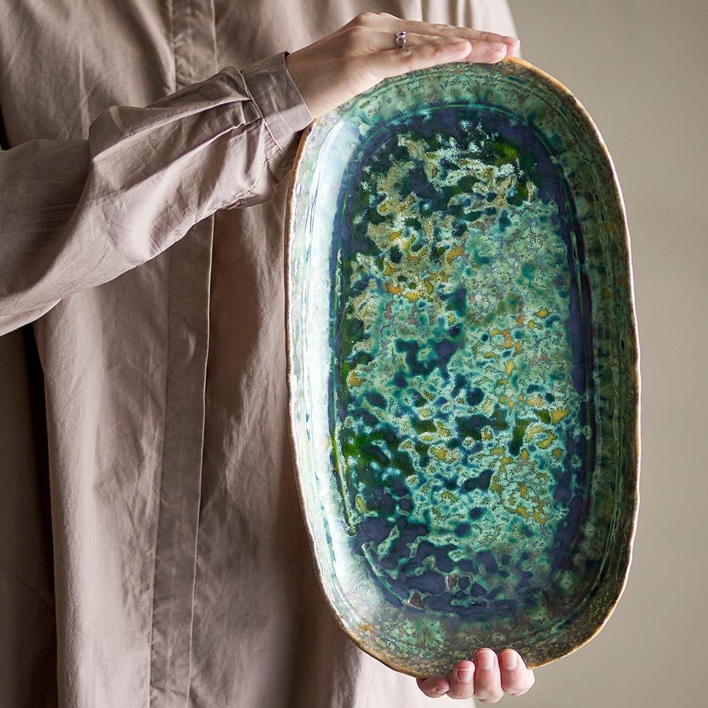 Bloomingville Milani Servierplatte – Steingut in Grün mit perlmuttartiger Glasur, 37 cm