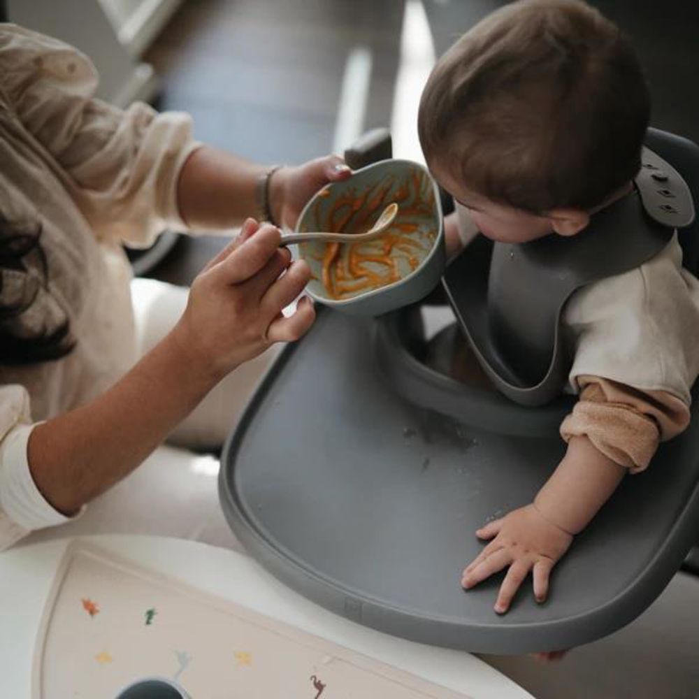 Mushie Silikon-Lätzchen, Dove Grey, mit Auffangschale, BPA-frei