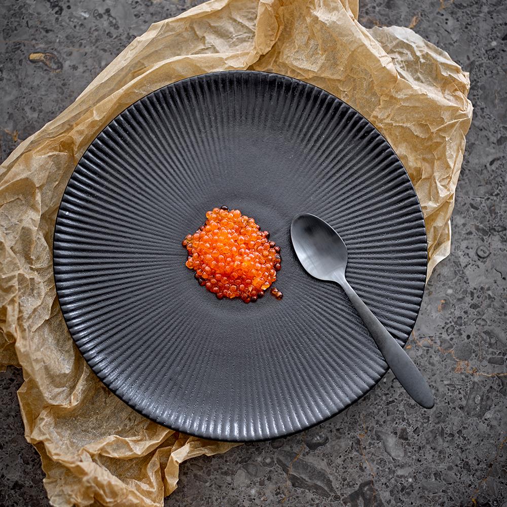 Bloomingville Neri Teller Schwarz – Steingut, Ø29 cm, skandinavisches Design mit Rillenstruktur