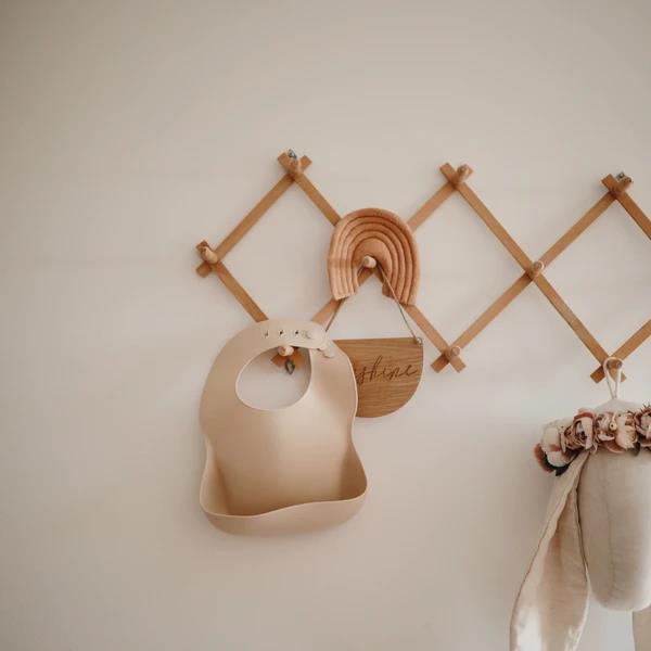 Mushie Silikon-Lätzchen, Shifting Sand, mit Auffangschale, BPA-frei