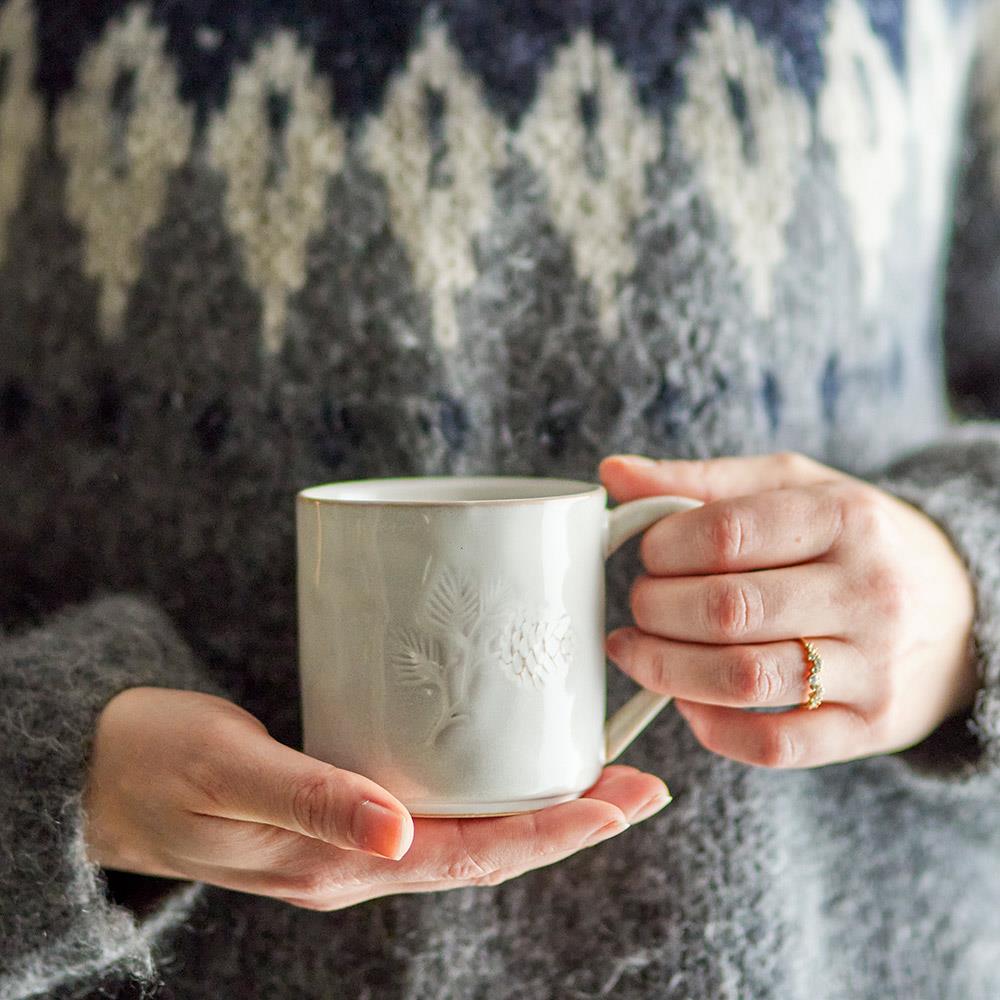 Bloomingville Winter Tasse – mit geprägtem Tannenzapfen-Motiv, Weihnachten, dänisches Design