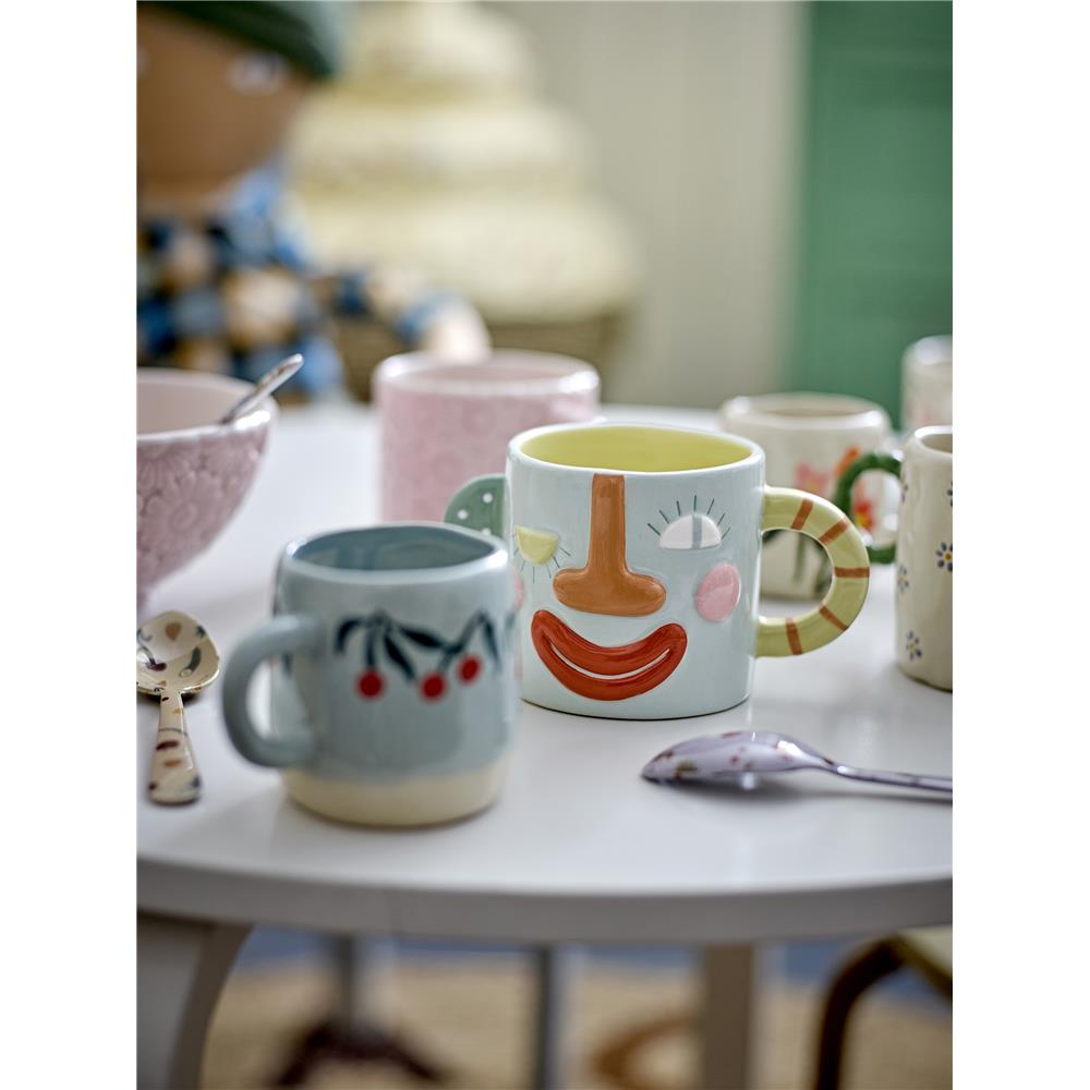 Bloomingville MINI Sylvie Tasse, mit buntem Gesicht, Steingut, Kindertasse, dänisches Design