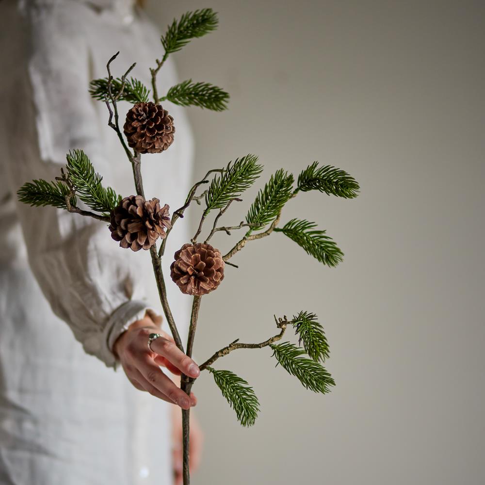 Bloomingville Pine Dekozweig Grün Kunstpflanze mit Tannenzapfen 73 cm