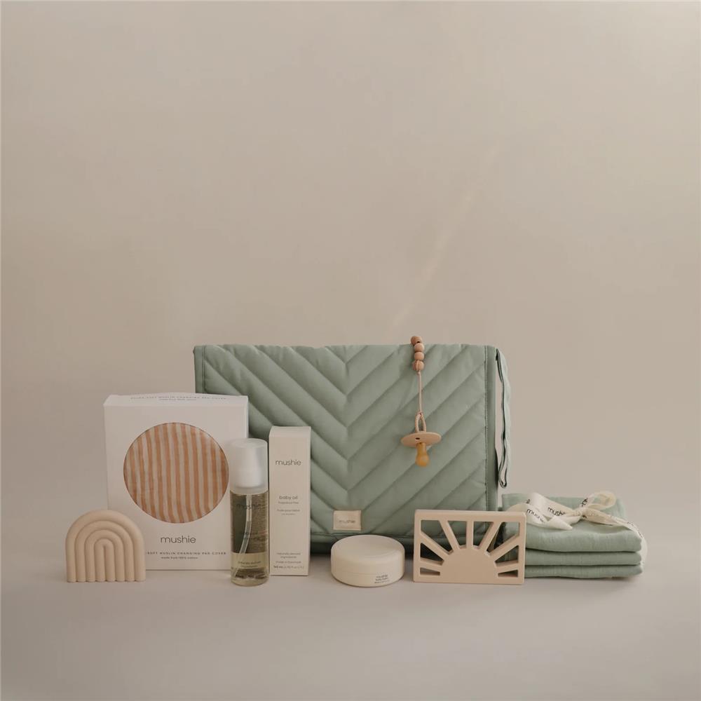 Mushie Tragbare Wickelunterlage, Roman Green, aus 100% Bio-Baumwolle