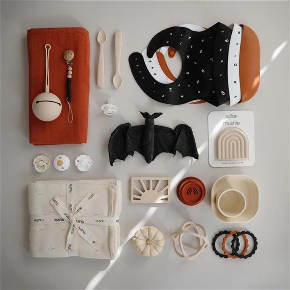 Mushie Silikon-Lätzchen, Numbers Black, mit Auffangschale, BPA-frei