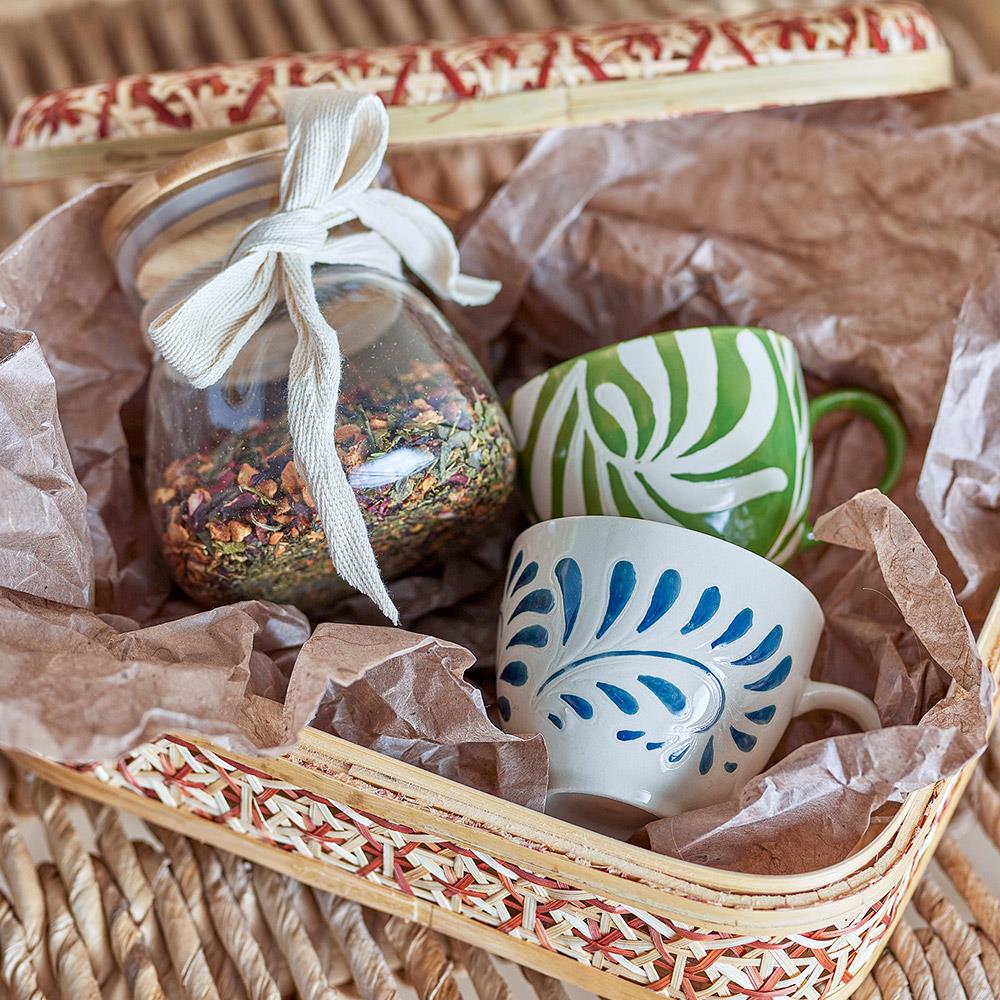 Bloomingville Heikki Tasse – blaue Steingut-Tasse mit geprägtem Muster, 240 ml