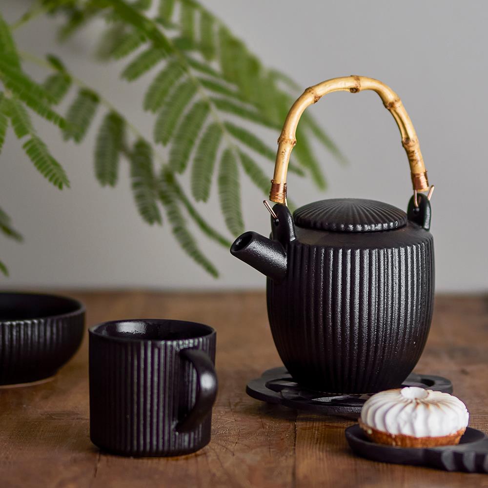 Bloomingville Neri Teekanne Schwarz – Steingut, 850 ml, Bambusgriff, skandinavisches Design mit Rillenstruktur