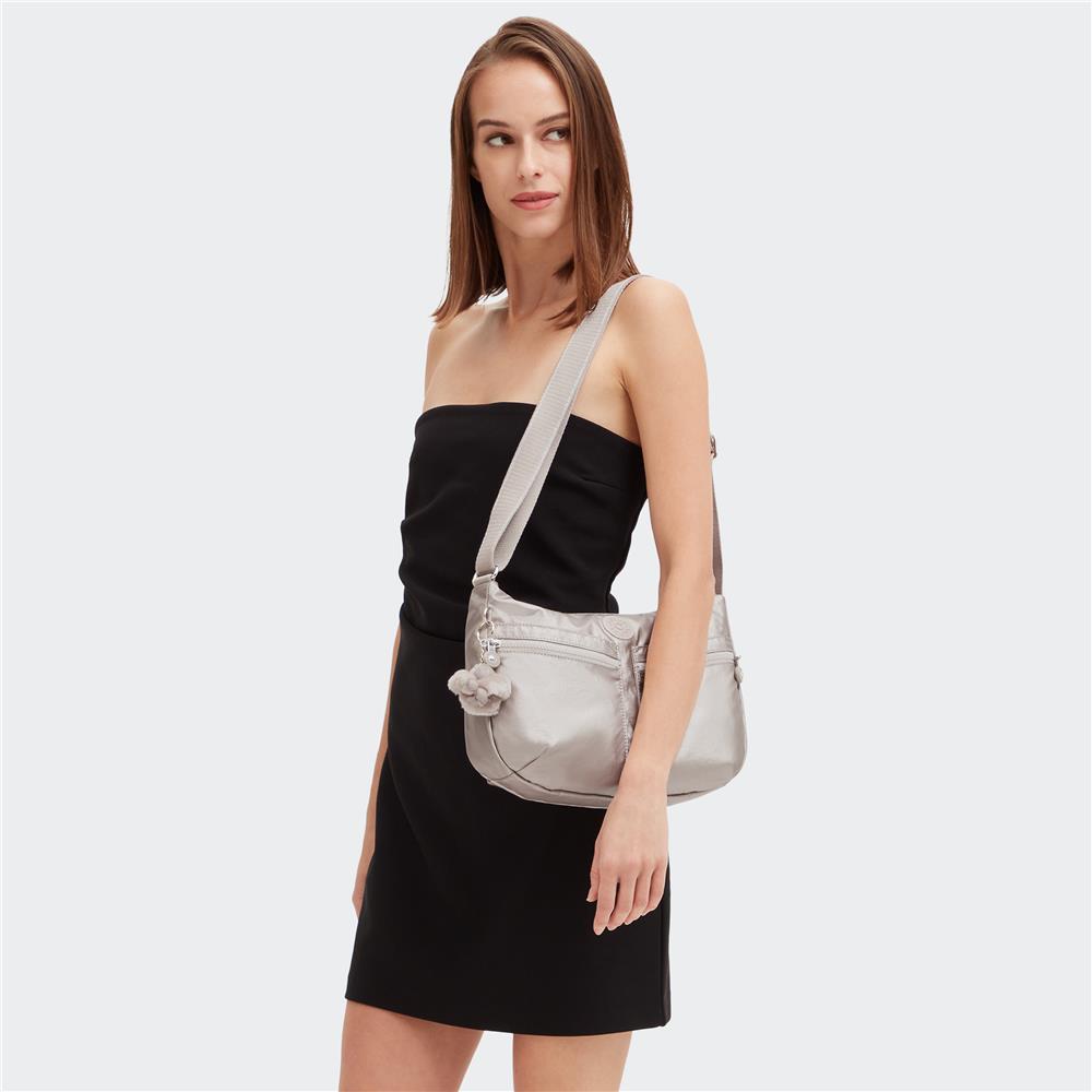 Kipling IZELLAH, mittelgroße Schultertasche, Metallic Glow (beige), Umhängetasche mit viel Stauraum