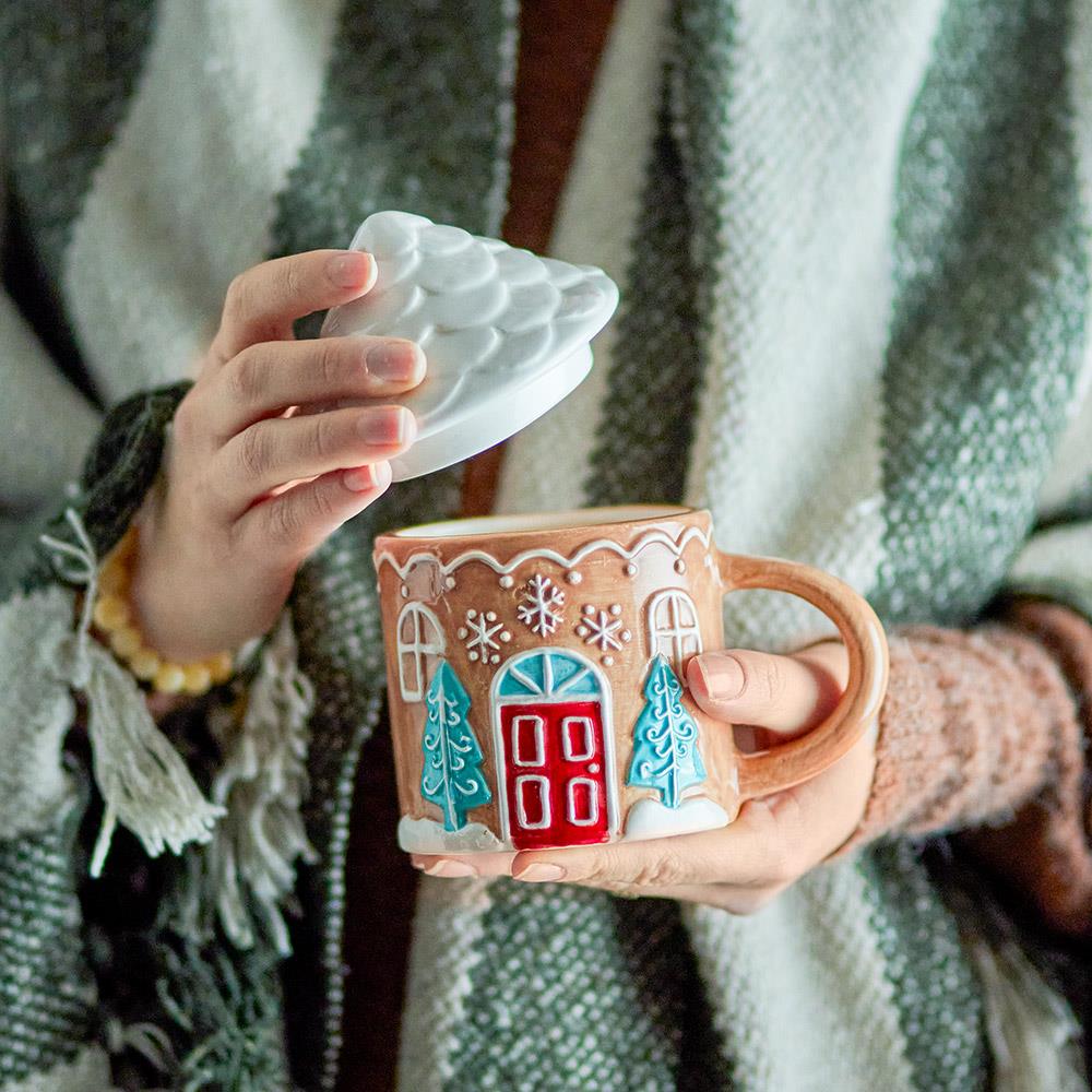 Bloomingville Ginnie Tasse mit Deckel – in Form eines Lebkuchenhauses, Weihnachten, dänisches Design