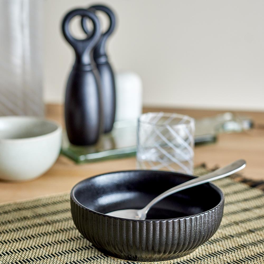 Bloomingville Neri Schale Schwarz – Steingut, 625 ml, skandinavisches Design mit Rillenstruktur