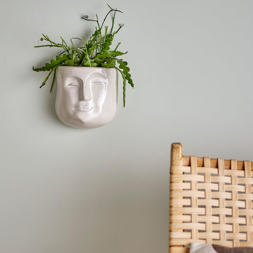 Bloomingville Ignacia Wand-Blumentopf – weißer Steinguttopf mit Gesicht, 16,5 cm