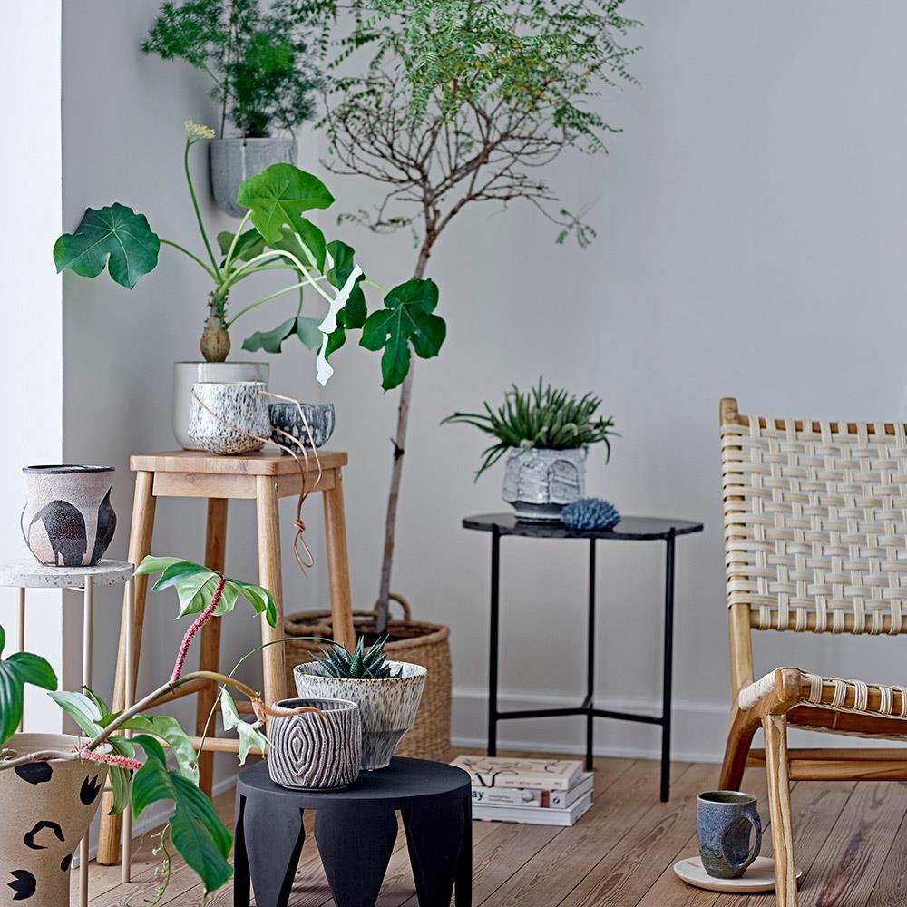 Bloomingville Ignacia Blumentopf – weißer Steinguttopf mit Gesicht, handgefertigt, 18 cm