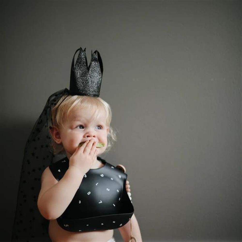 Mushie Silikon-Lätzchen, Numbers Black, mit Auffangschale, BPA-frei