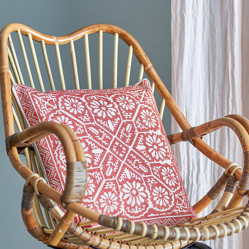 Bloomingville Madita Kissen, Rot, Baumwolle – traditionelles Muster mit Blumenmotiv, 40x40 cm