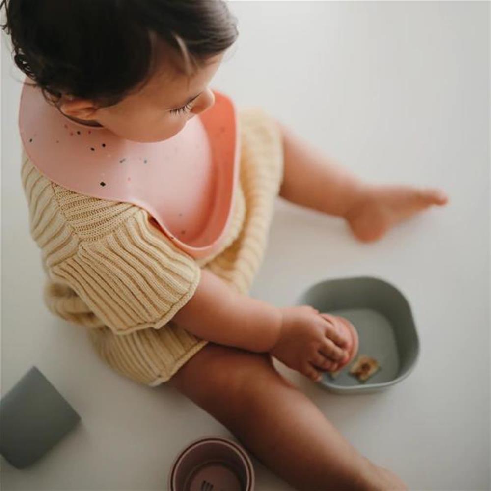 Mushie Silikon-Lätzchen, Powder Pink Confetti, mit Auffangschale, BPA-frei