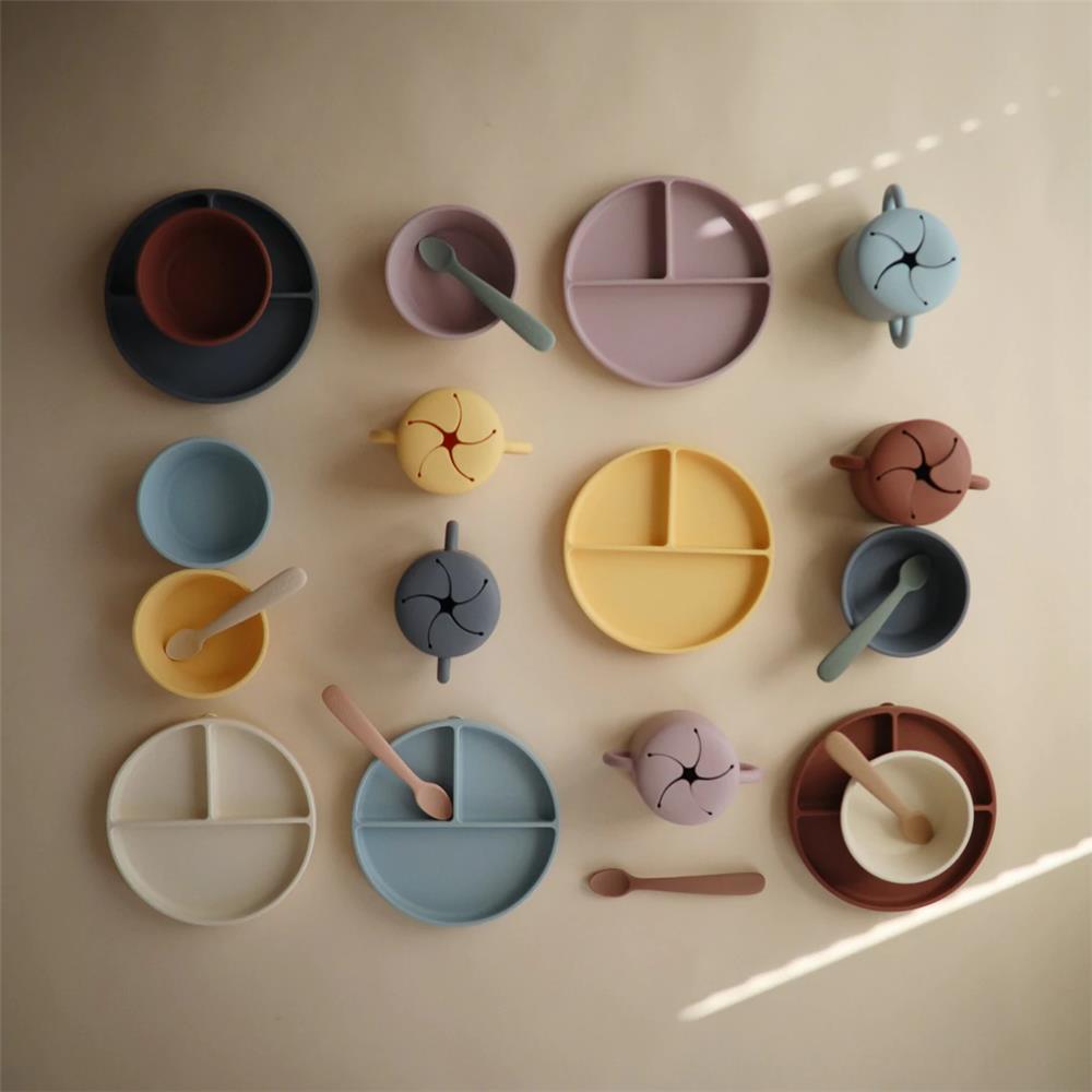 Mushie Silikon-Kinderteller, Soft Lilac, Geteilter Teller mit Rutschfestem Saugnapf