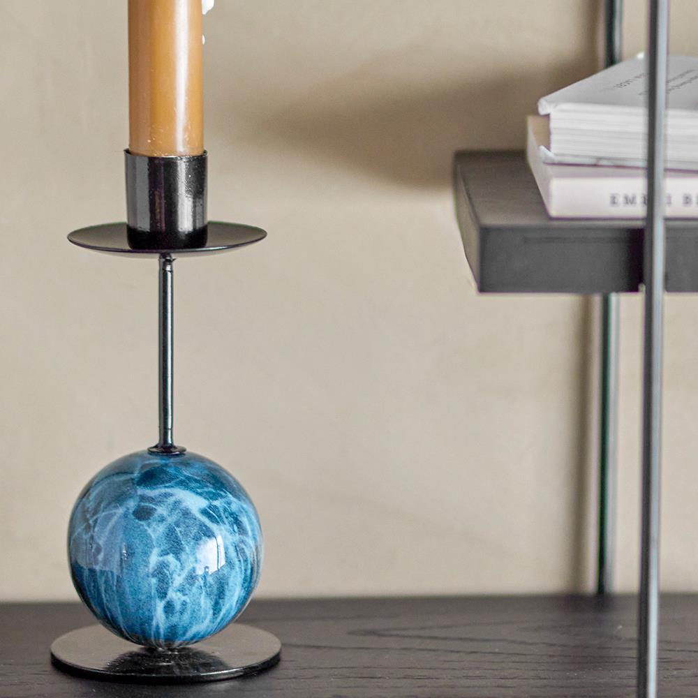 Bloomingville Jayda Kerzenhalter, Blau, Eisen – stilvolle Marmoroptik für moderne Wohnräume