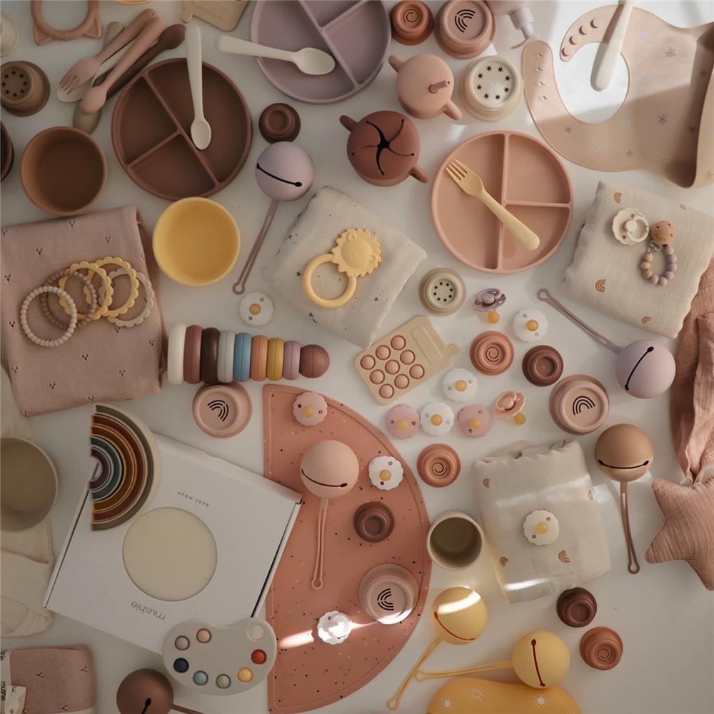 Mushie Silikon-Lätzchen, Daisy, mit Auffangschale, BPA-frei