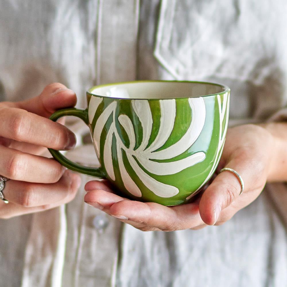 Bloomingville Heikki Tasse – grüne Steingut-Tasse mit geprägtem Muster, 240 ml