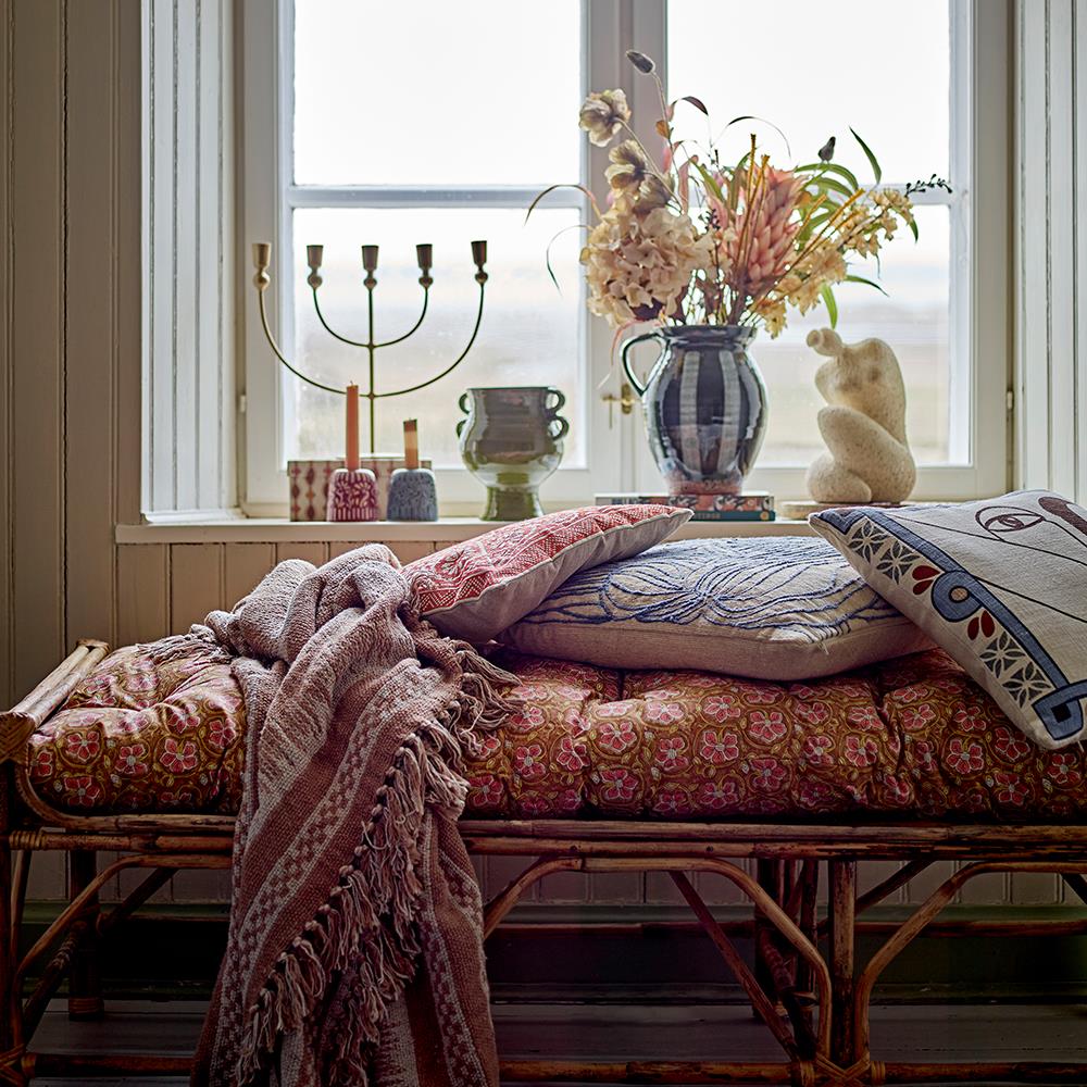 Bloomingville Madita Kissen, Rot, Baumwolle – traditionelles Muster mit Blumenmotiv, 40x40 cm