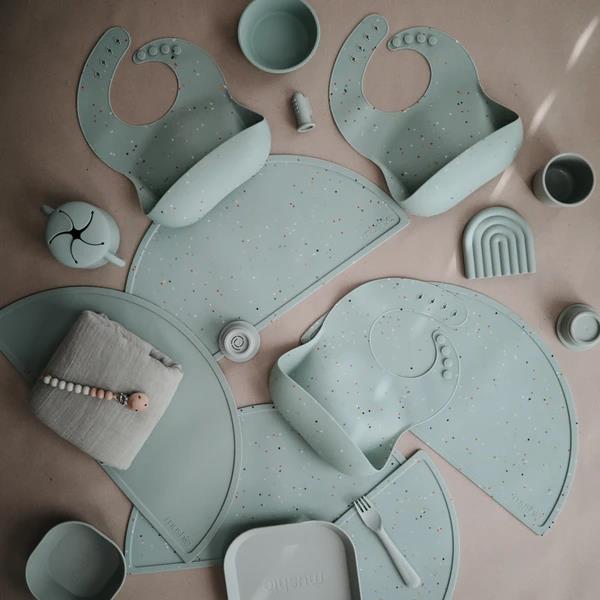 Mushie Silikon-Lätzchen, Cambridge Blue Confetti, mit Auffangschale, BPA-frei