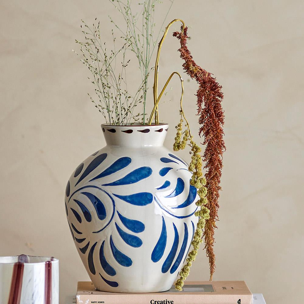 Bloomingville Heikki Vase – blaue Steingutvase mit geprägtem Muster, handbemalt, Ø 20 cm