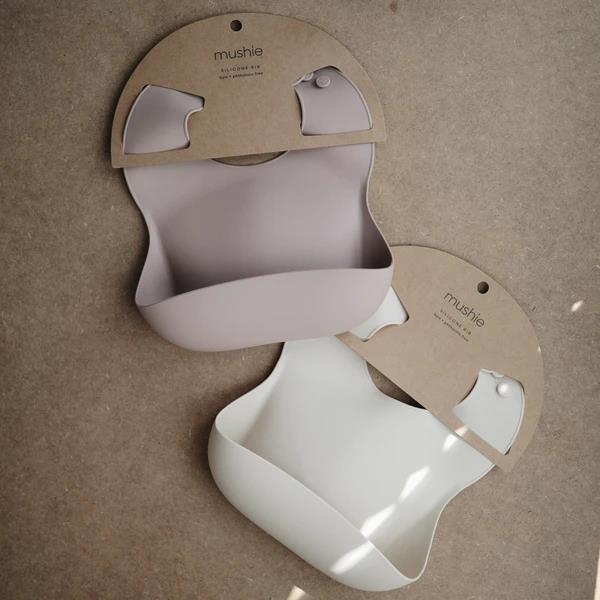 Mushie Silikon-Lätzchen, Shifting Sand, mit Auffangschale, BPA-frei