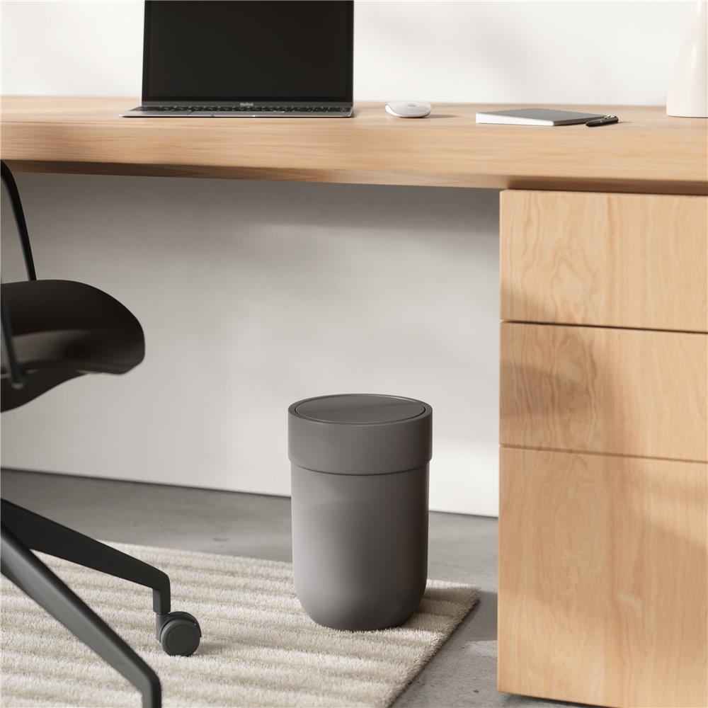 Umbra Touch Abfalleimer 6 L mit Schwingdeckel, in Grau, Kosmetikeimer, Papierkorb, Badezimmereimer