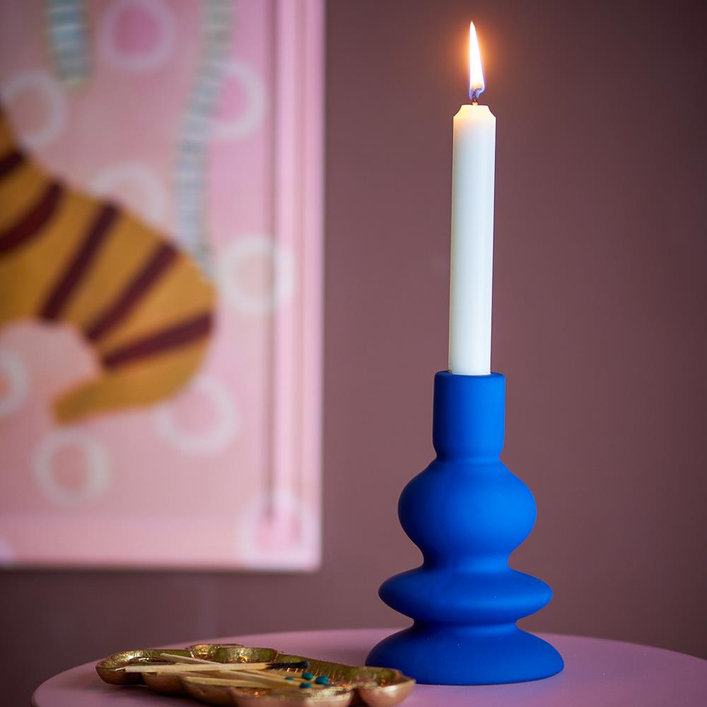 Bloomingville Thorne Kerzenhalter aus Steingut in Blau 16 cm – dekorativer Kerzenhalter für Wohnzimmer