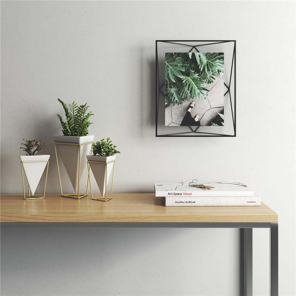 Umbra Prisma Geometrischer Bilderrahmen 30x25 cm Schwarz Moderner stylischer Fotorahmen zum Aufhängen oder Aufstellen