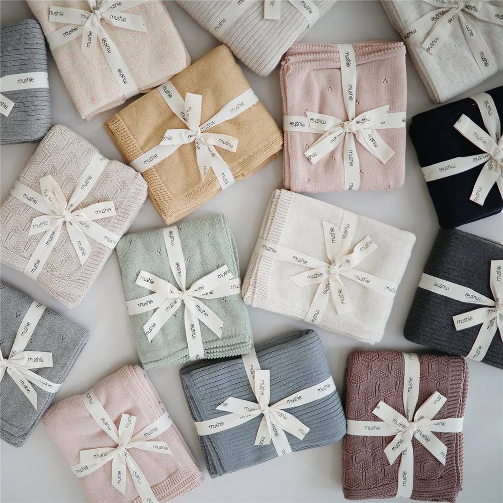 Mushie Gestrickte Babydecke Punkte, Dark Navy, aus 100% Bio-Baumwolle