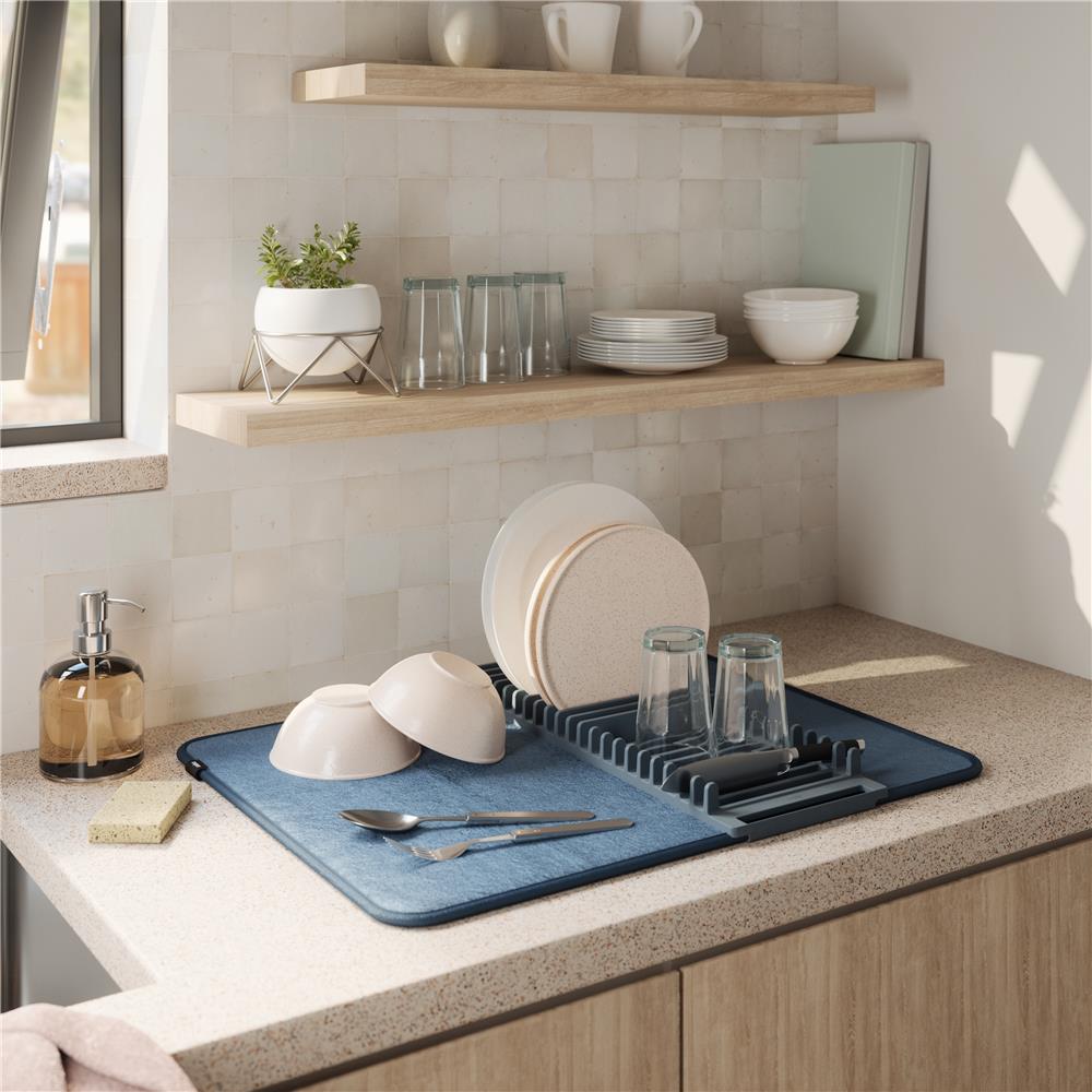 Umbra Udry Geschirr Abtropfgestell und Mikrofaser Abtropfmatte, Faltbar, Platzsparend, 61 x 45 cm, in Schieferblau