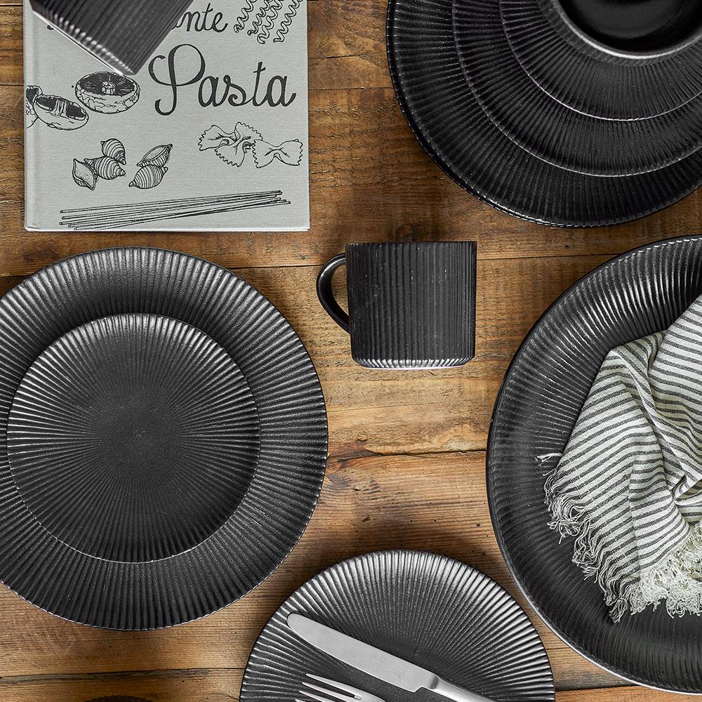 Bloomingville Neri Teller Schwarz – Steingut, Ø23 cm, skandinavisches Design mit Rillenstruktur