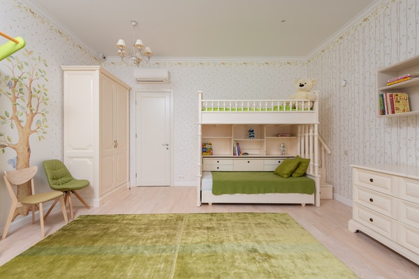 Ein mit zueinander passenden Möbel eingerichtetes Kinderzimmer