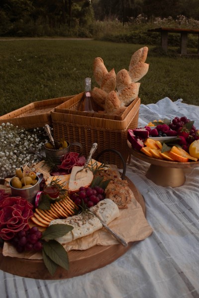 Ein üppiges Picknick mit Brot, Käse und Früchten